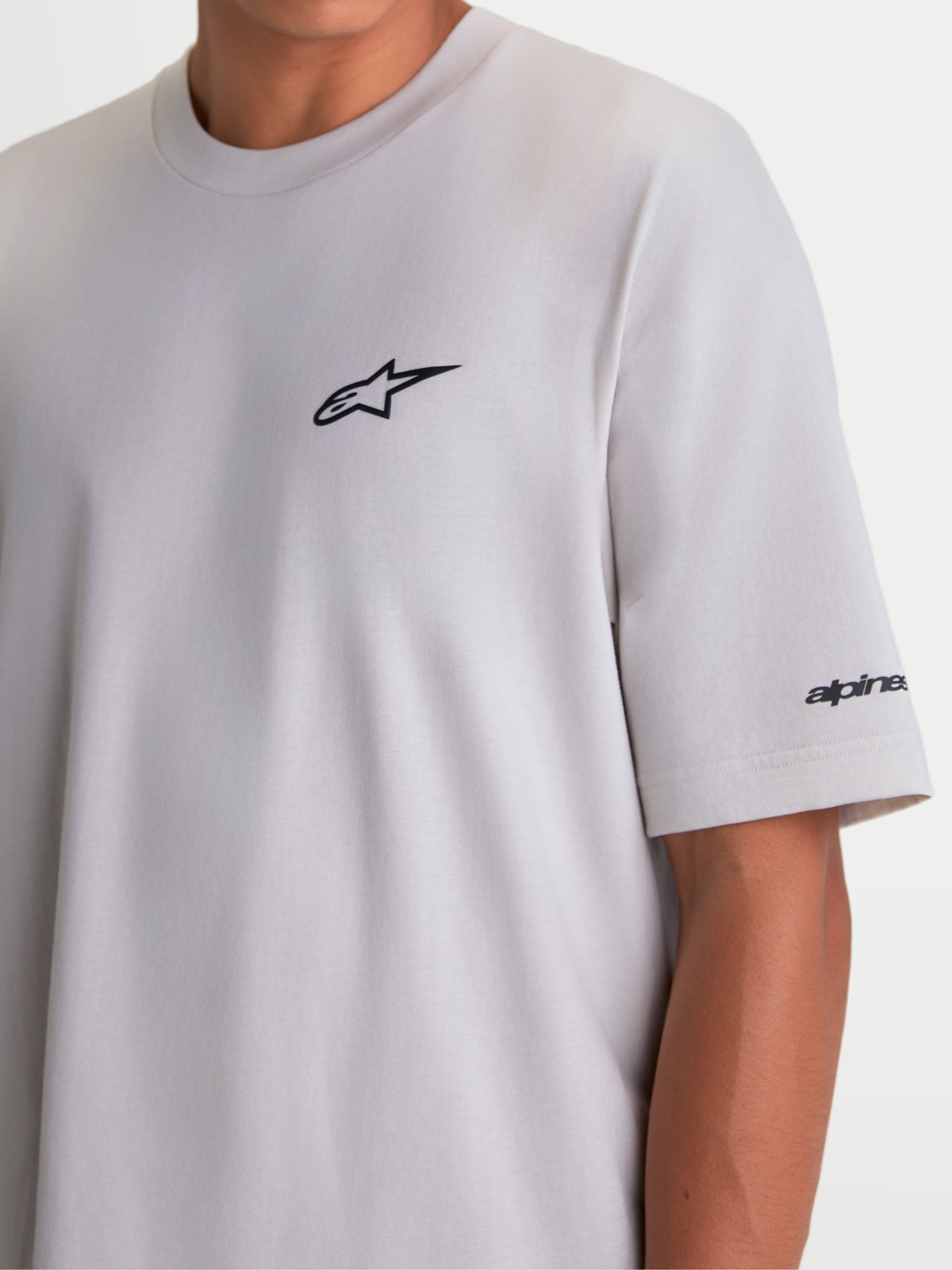 Alpinestars Mandate Oversized CSF t-shirt, sportswear t-shirt met korte mouwen, grijs, met een zwart puff-print Astars-logo op de borst en woordmerk op de mouw, oversized pasvorm voor casual comfort.