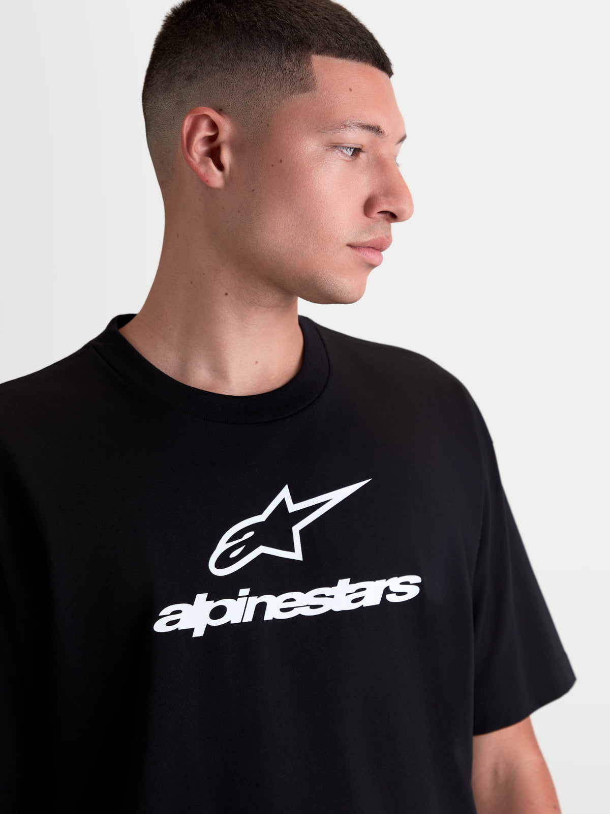 Alpinestars Prelude Oversized CSF t-shirt, sportswear t-shirt met korte mouwen voor heren in het zwart, met een wit Astars stacked-logo op de borst, relaxed oversized pasvorm voor casual comfort.