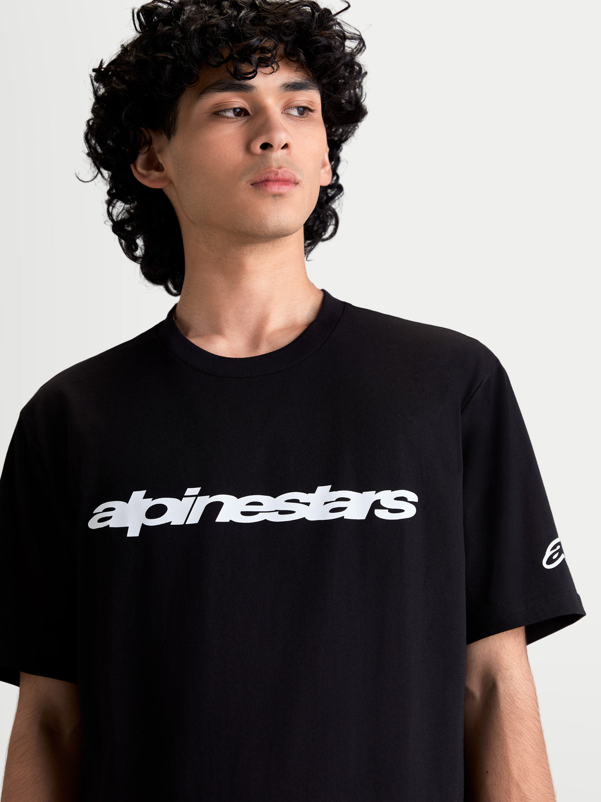 Alpinestars Race Wordmark CSF T-Shirt, zwart heren sportswear T-Shirt met korte mouwen, wit woordmerk op de borst en logo op de mouw, zachte katoenmix, casual motorsportstijl.