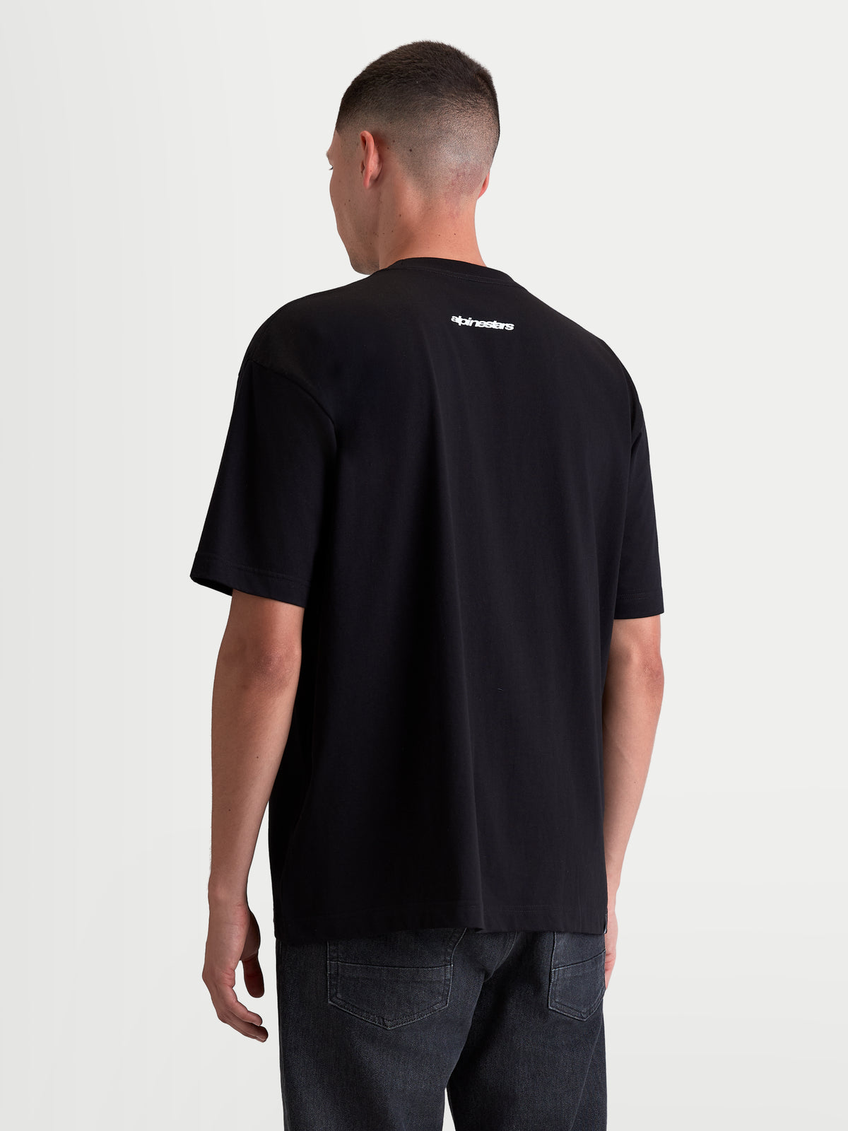 Alpinestars Prelude Oversized CSF t-shirt, sportswear t-shirt met korte mouwen, heren-relaxed-fit, zwart met wit Alpinestars-woordmerk op de rug, zachte katoen-polyestermix, achteraanzicht op model.