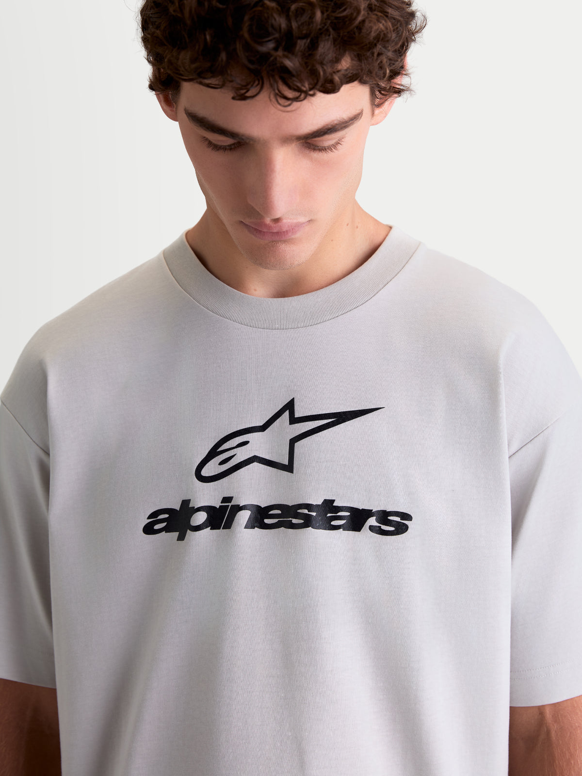 Alpinestars Prelude Oversized CSF t-shirt, casual sportswear t-shirt met korte mouwen, grijs met een zwart logo op de borst, relaxed-fit lifestyle top, katoen-polyestermix.