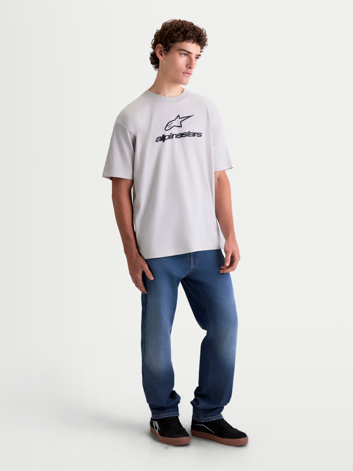 Alpinestars Prelude Oversized CSF t-shirt, casual sportswear t-shirt met korte mouwen op model, cementgrijs met zwart Astars stacked-logo op de borst, relaxte oversized pasvorm, katoen-polyestermix voor dagelijks comfort.