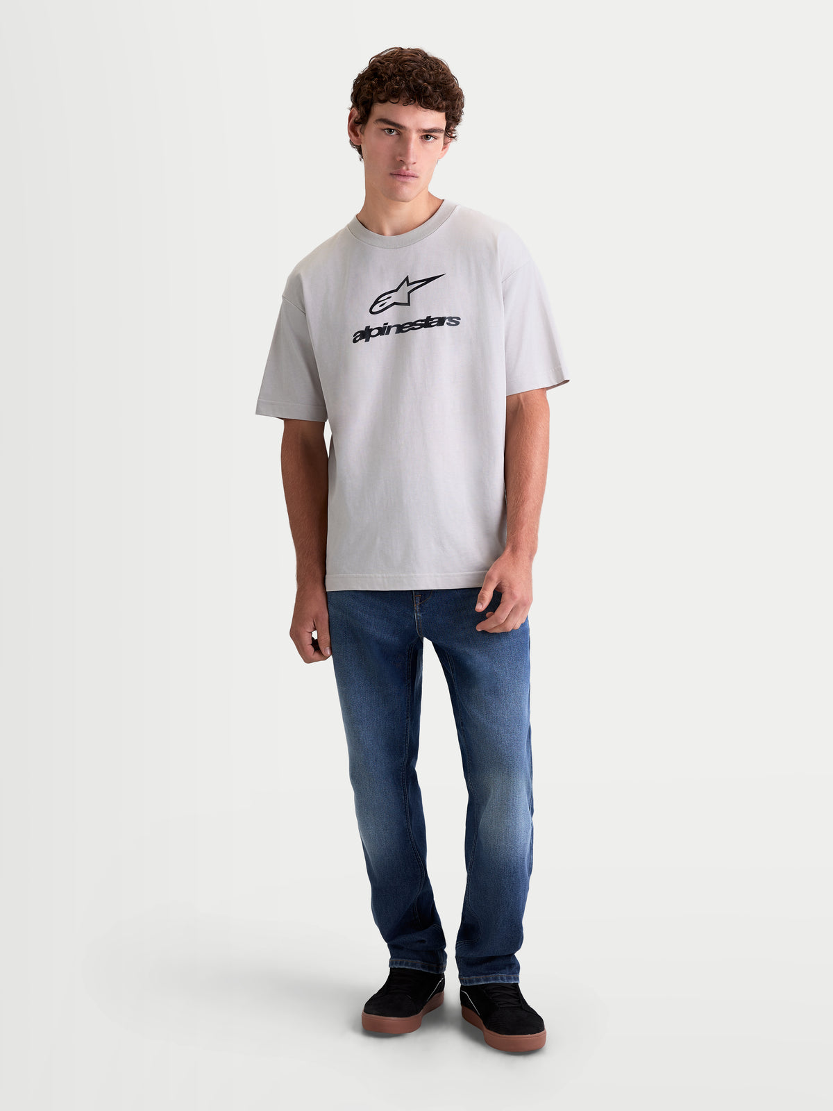 Alpinestars Prelude Oversized CSF t-shirt, heren sportswear t-shirt met korte mouwen, cementgrijs met zwart Astars-logo op de borst, relaxed fit katoen-polyestermix voor casual lifestyle.