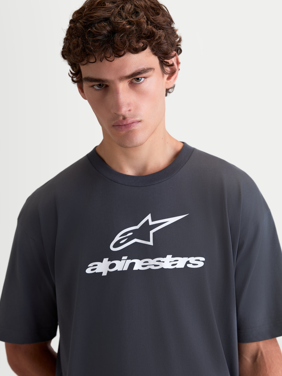 Alpinestars Prelude Oversized CSF t-shirt, heren t-shirt met korte mouwen, grijs en wit, sportkleding met een oversized pasvorm en wit logo op de borst, zachte katoen-polyestermix