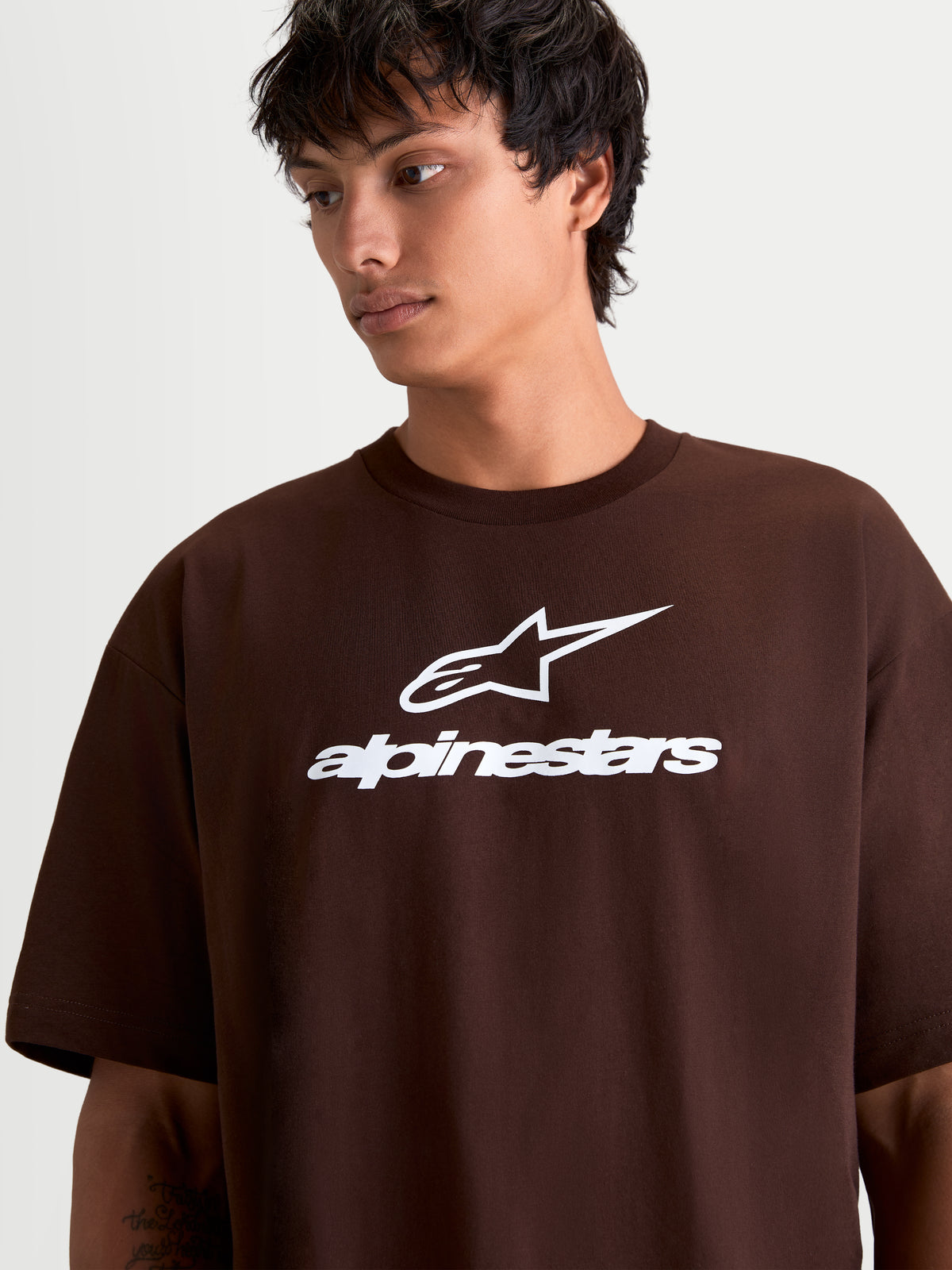 Alpinestars Prelude Oversized CSF t-shirt, sportswear met korte mouwen voor heren en dames, bruin, katoen en polyester, met wit Astars-logo en woordmerk op de borst, oversized pasvorm.