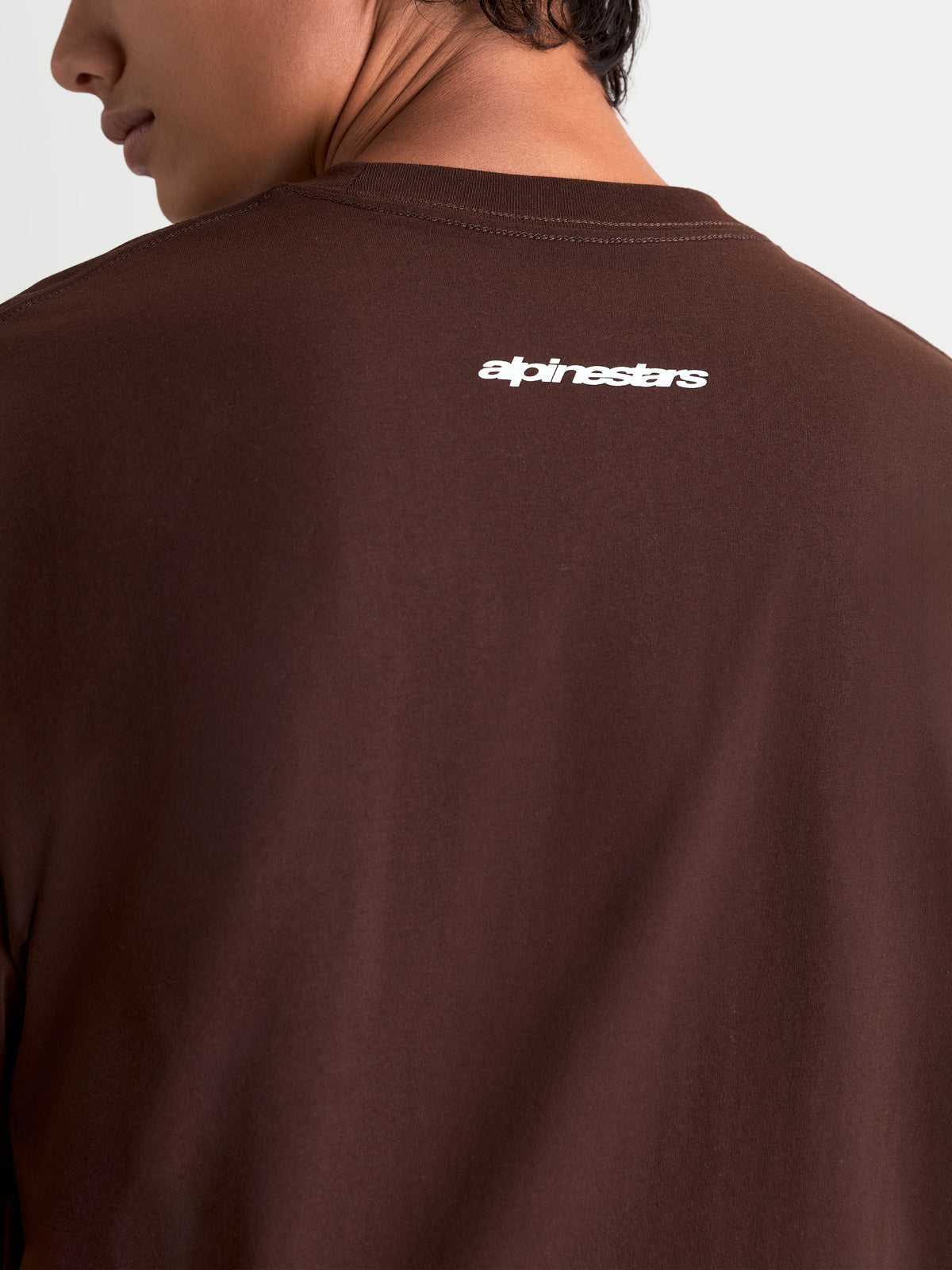 Alpinestars Prelude Oversized CSF T-shirt, bruin sportswear t-shirt met korte mouwen, wit Alpinestars-logo op de rug, ontspannen oversized pasvorm, zachte katoen-polyester mix.