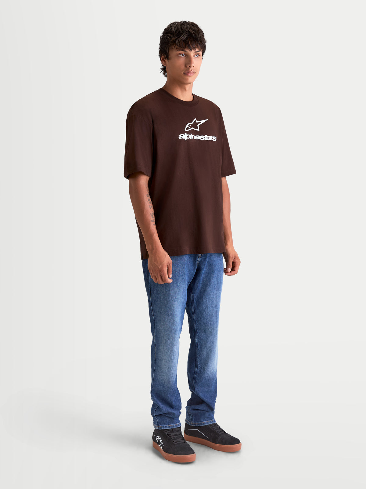 Alpinestars Prelude Oversized CSF t-shirt met korte mouwen, bruin met wit Astars-logo op de borst, casual sportswear, oversized pasvorm, zachte katoen-polyestermix, modelweergave.
