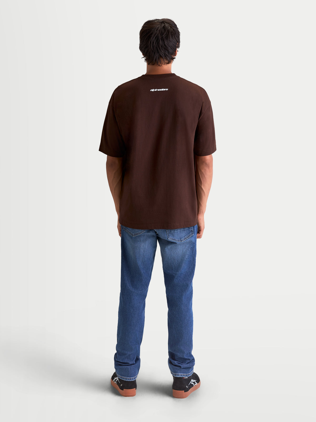 Alpinestars Prelude Oversized CSF t-shirt, heren-sportswear met korte mouwen, bruin, achteraanzicht op model met klein wit Alpinestars-logo op de achterkant van de nek, oversized relaxed fit.