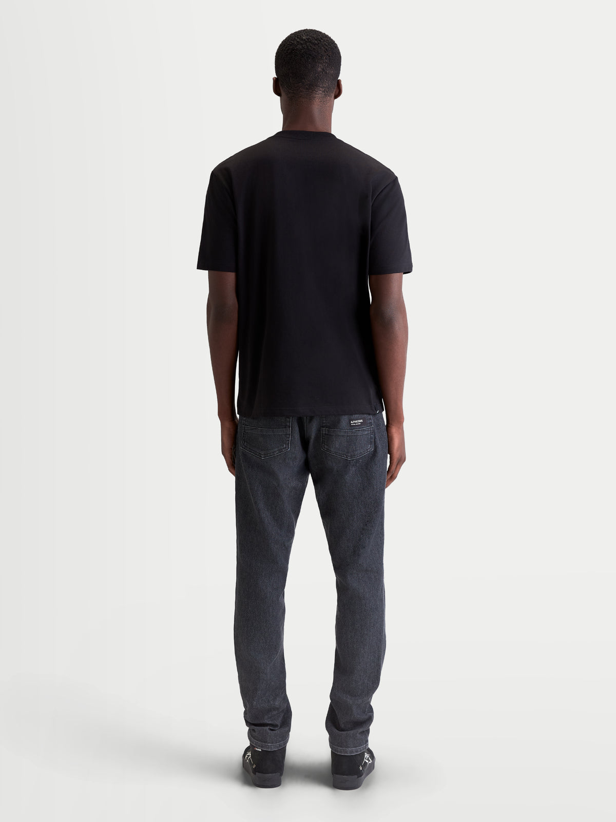 Alpinestars Singular CSF T-shirt, zwart t-shirt met korte mouwen, achteraanzicht op model, premium katoenmix, casual sportswear.