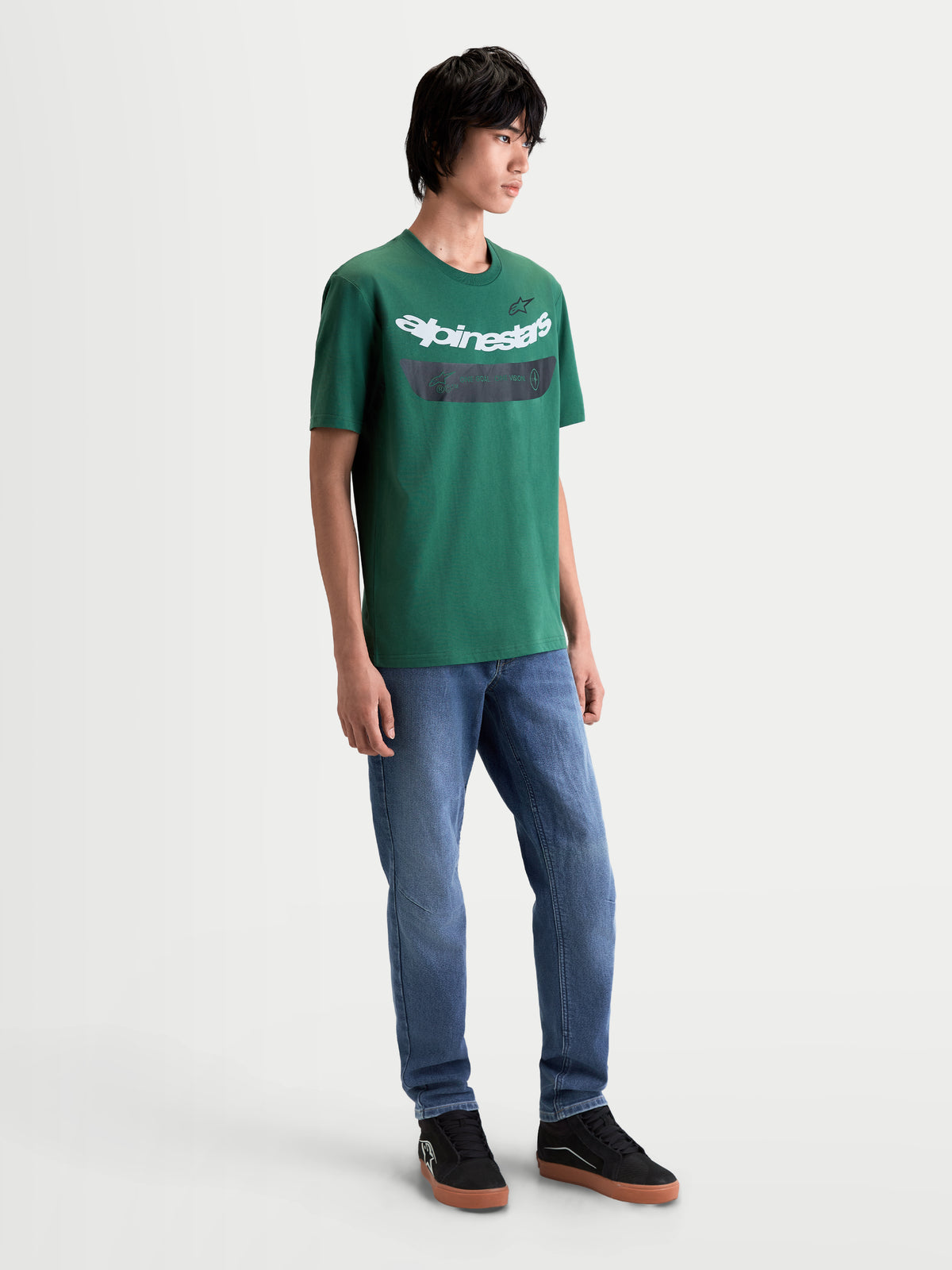 Alpinestars Singular CSF t-shirt, heren-t-shirt met korte mouwen, groen met een wit en zwart gebogen Astars-woordmerk grafiek op de borst, zachte print, katoen-polyestermix, casual lifestyle sportswear gedragen door een model.