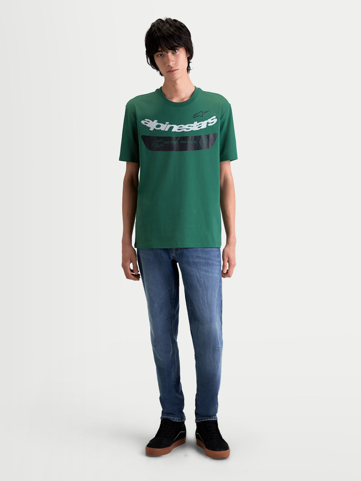 Alpinestars Singular CSF t-shirt, casual sportswear t-shirt met korte mouwen, groen met een witte gebogen Astars-woordgrafiek en zwart borstdetail met 'One Goal. One Vision.' tekst, vooraanzicht op model, 60/40 katoen-polyestermix.