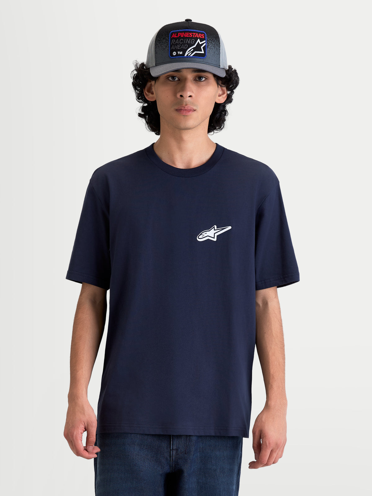 Alpinestars Meteor CSF t-shirt met korte mouwen voor heren, marineblauw met een klein wit logo op de borst, zachte katoen-polyestermix, casual sportswear, vooraanzicht op model.