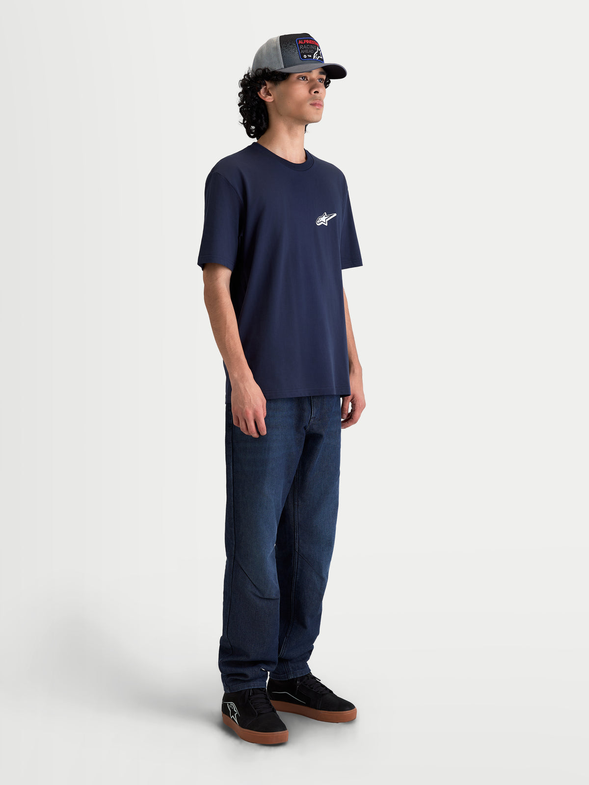 Alpinestars Meteor CSF T-shirt met korte mouwen, heren, navyblauw met een wit Astars-logo op de borst, casual sportswear gemaakt van een katoen-polyestermix, getoond op model.