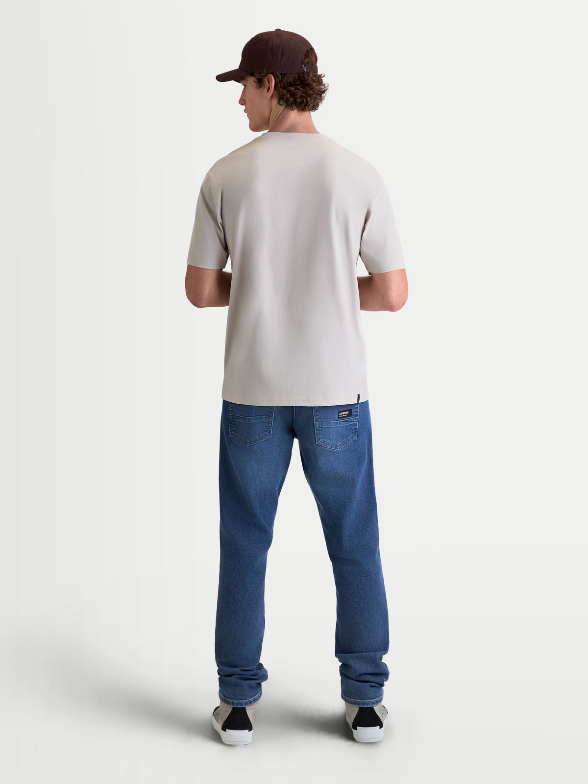 Alpinestars Elliptogrit CSF T-shirt, heren-t-shirt met korte mouwen in grijs, achteraanzicht op model, gemaakt van een premium katoen-polyestermix voor een casual motorsport-geïnspireerde look.