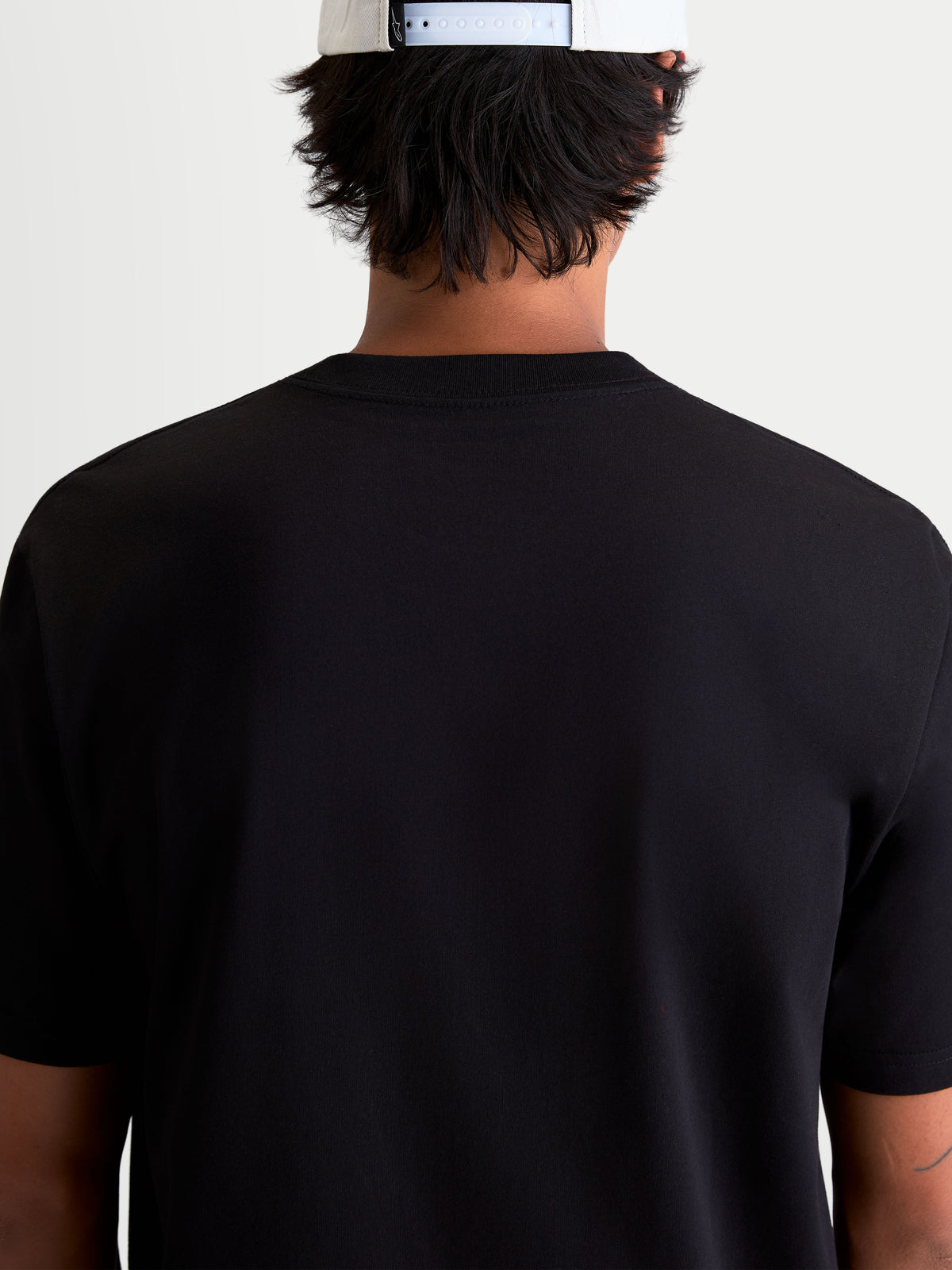 Alpinestars P1 CSF t-shirt, heren sportswear t-shirt met korte mouwen, zwart, comfortabele katoen-polyestermix, achteraanzicht op model, casual motorsportkleding.