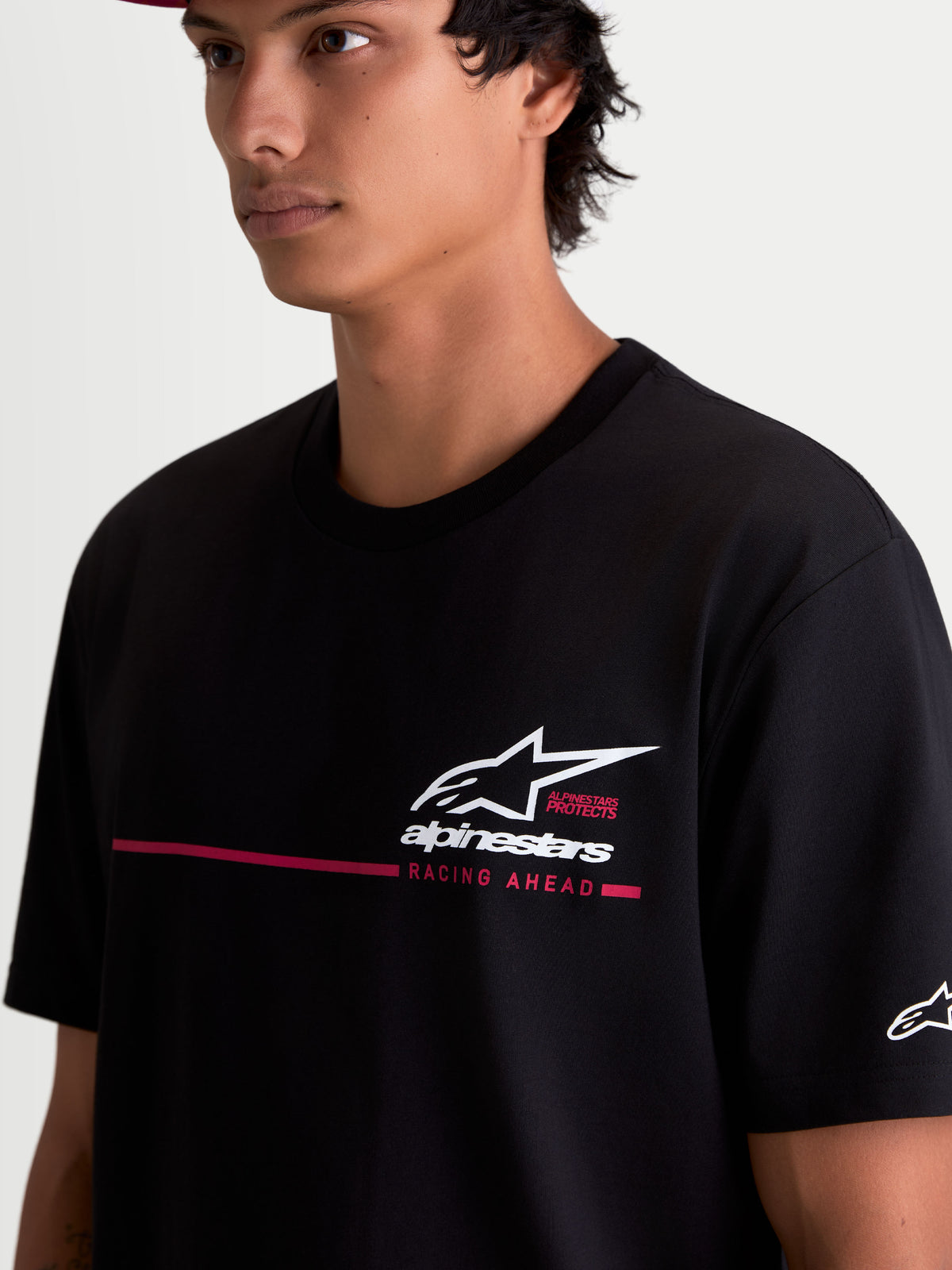 Alpinestars P1 CSF t-shirt, motorsport t-shirt met korte mouwen voor heren, zwart met een wit en rood race-streeplogo en 'Racing Ahead' tekst op de borst, zachte katoen-polyestermix, casual sportswear.