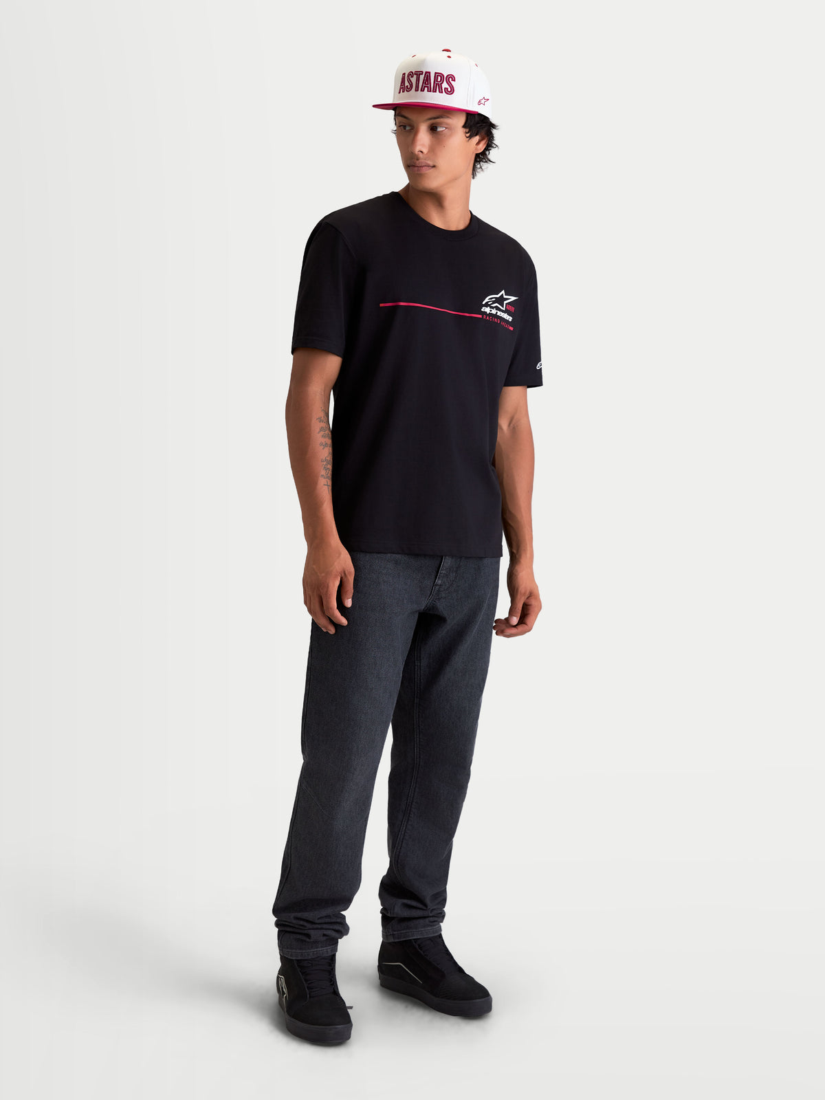 Alpinestars P1 CSF t-shirt, motorsport t-shirt met korte mouwen voor heren, zwart, voorzien van een grafisch race-streeplogo op de borst, zachte katoen-polyestermix, casual sportswear.