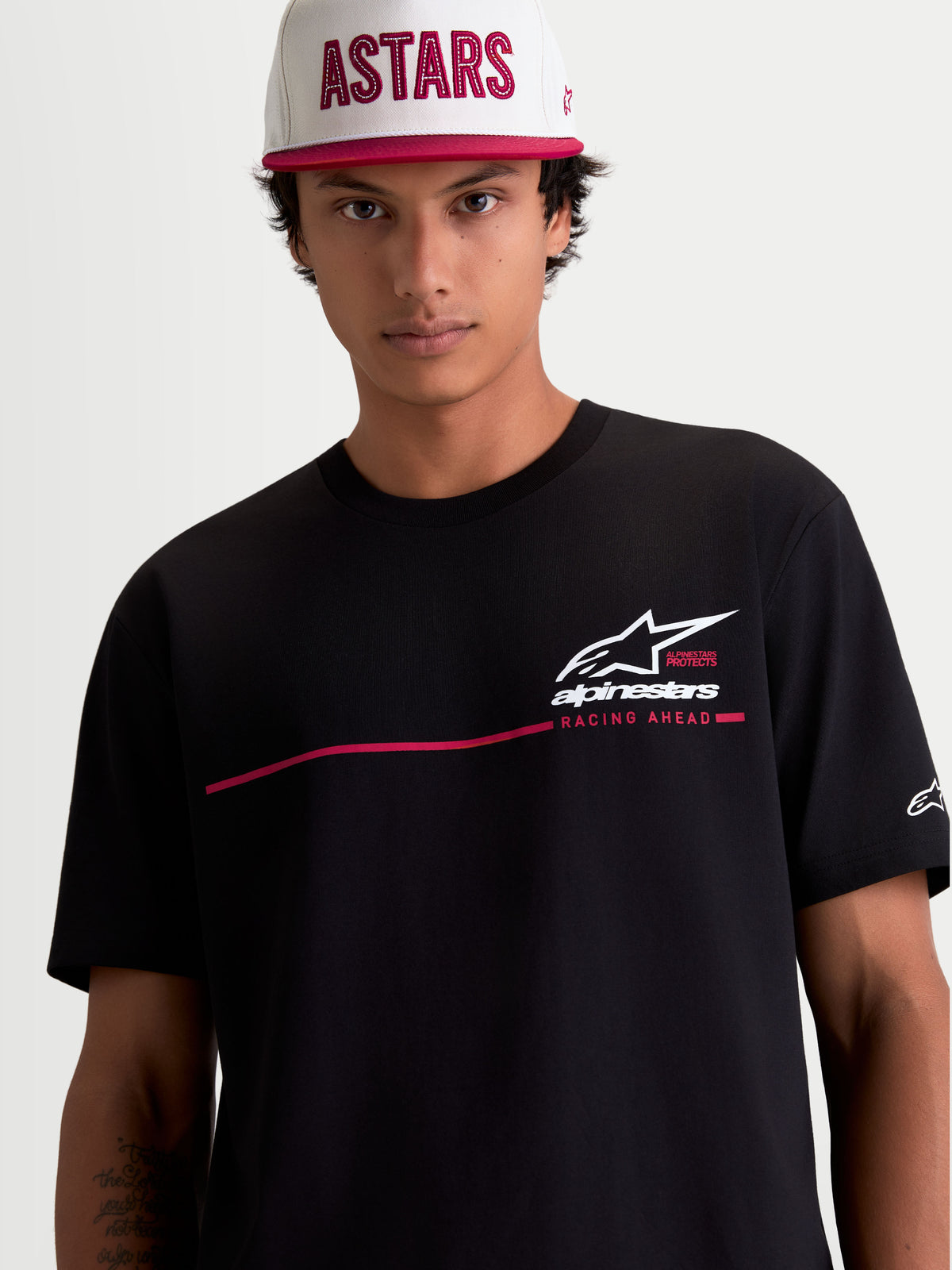 Alpinestars P1 CSF T-shirt met korte mouwen, zwart unisex sportswear-shirt met een witte en rode race-streeplogo-grafiek, zachte printafwerking, comfortabele katoen-polyestermix constructie.