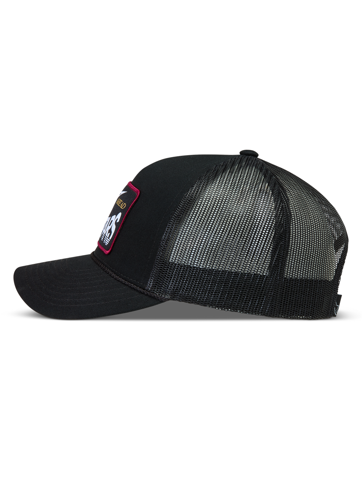 Alpinestars Hemmings Trucker hoed, zwarte pet met mesh-achterzijde en geweven logo-patch, zijprofiel, casual sportswear.