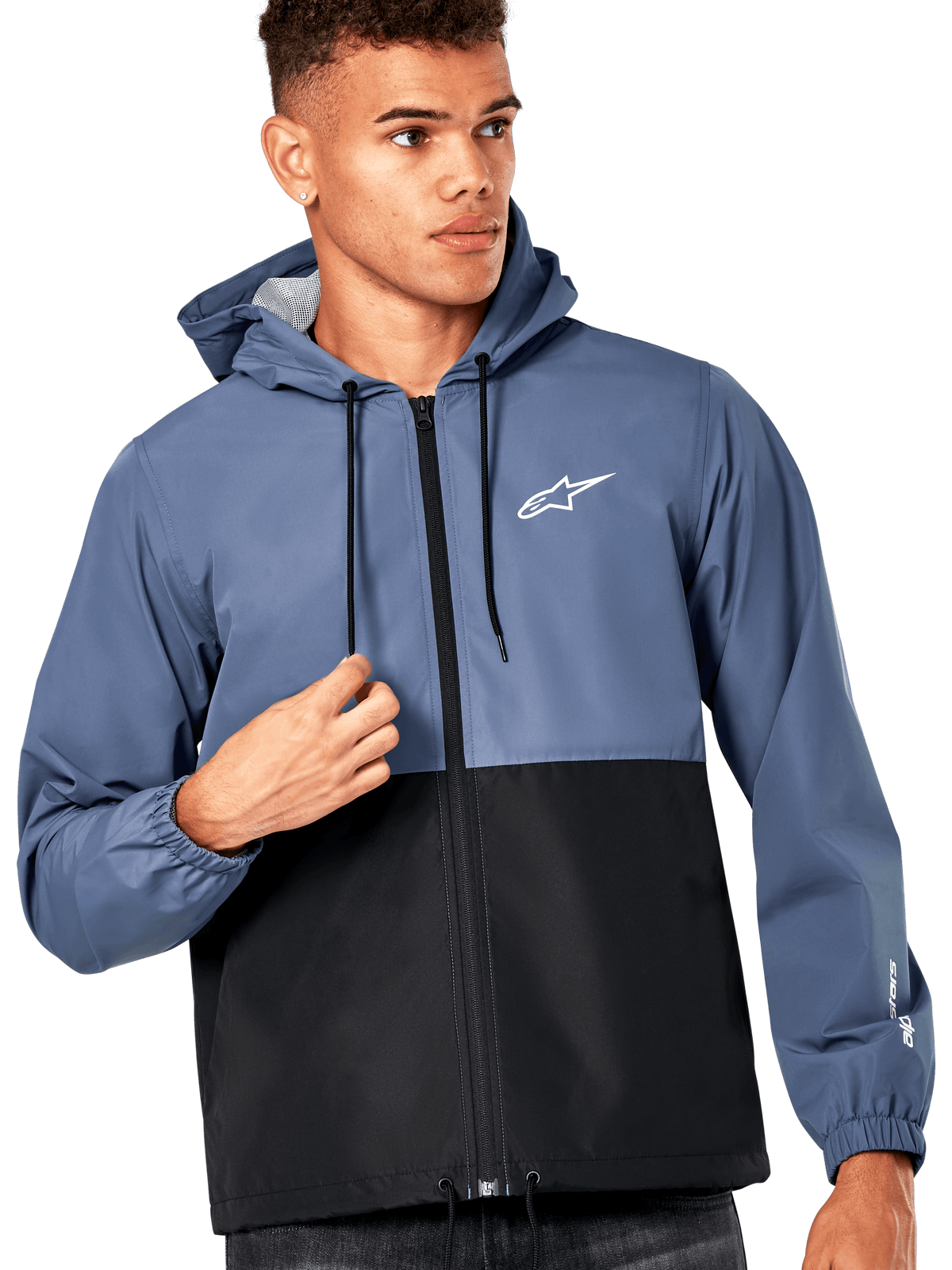 Alpinestars Speeder Windbreaker Jas, blauw en zwart design met kleurvlakken, capuchon met zwarte trekkoorden, wit logo op de borst, casual motorsport-geïnspireerde windbreaker, mannelijk model