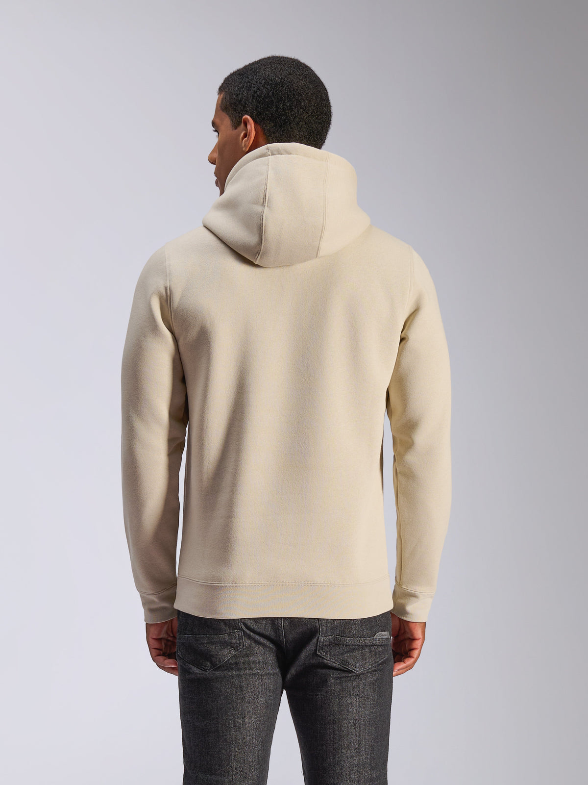 Alpinestars Ageless V3 Hoodie, off-white, achteraanzicht, casual sportkleding, met een jersey-gevoerde capuchon, lange mouwen met geribde manchetten en zoom, gedragen met een donkere denim jeans