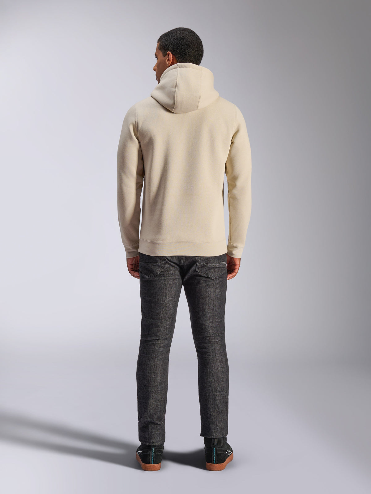 Alpinestars Ageless V3 Hoodie, achteraanzicht, off-white sweatshirt met capuchon, casual lifestyle kleding, gedragen met donkergrijze jeans, geribde zoom en manchetten, strak minimalistisch ontwerp
