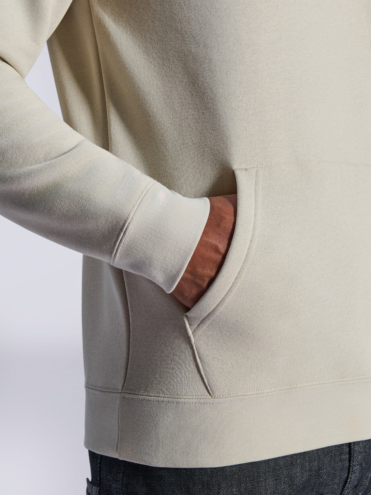Alpinestars Ageless V3 Hoodie, detailopname van de kangoeroezak en geribde manchet, off-white fleece, casual door motorsport geïnspireerde streetwear