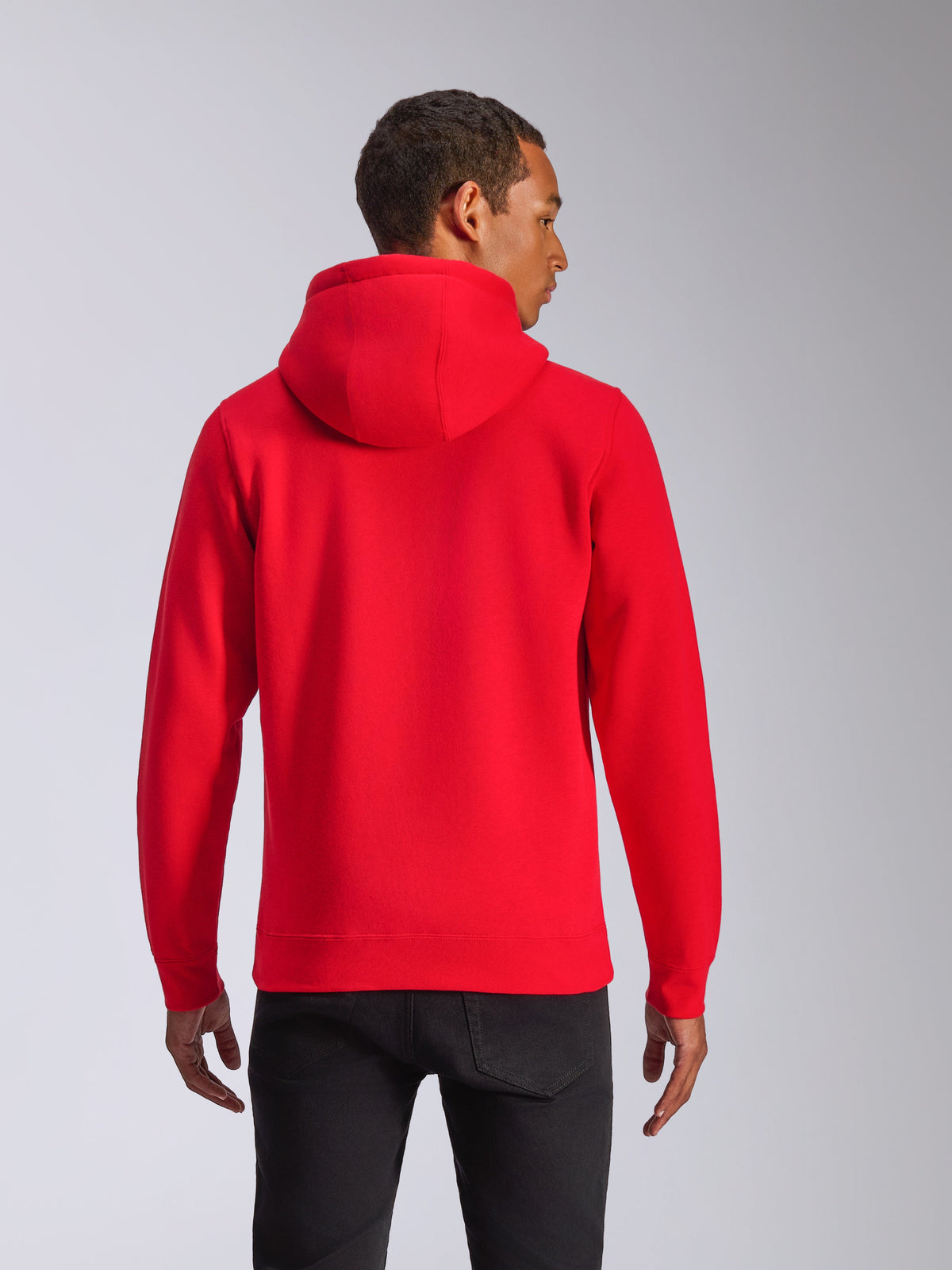 Alpinestars Ageless V3 Hoodie, achteraanzicht, rode pullover hoodie, casual sportkleding met een jersey-gevoerde capuchon en geribde boorden, gedragen door een model met een zwarte broek