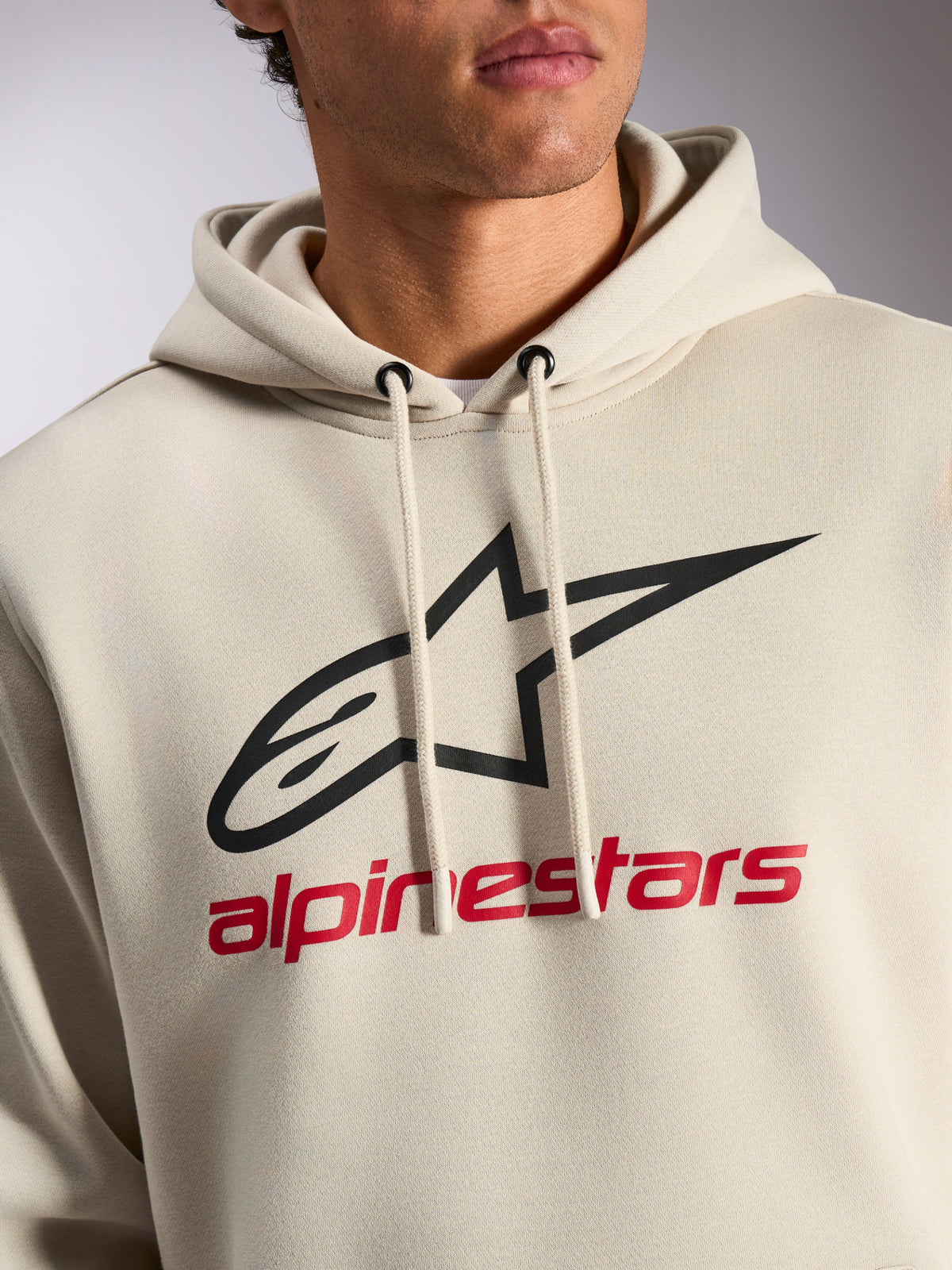 Alpinestars Always V3 Hoodie, casual streetwear, off-white met zwart sterlogo en rode Alpinestars-tekst, capuchon met trekkoord, premium fleece, modern op de motorsport geïnspireerd design