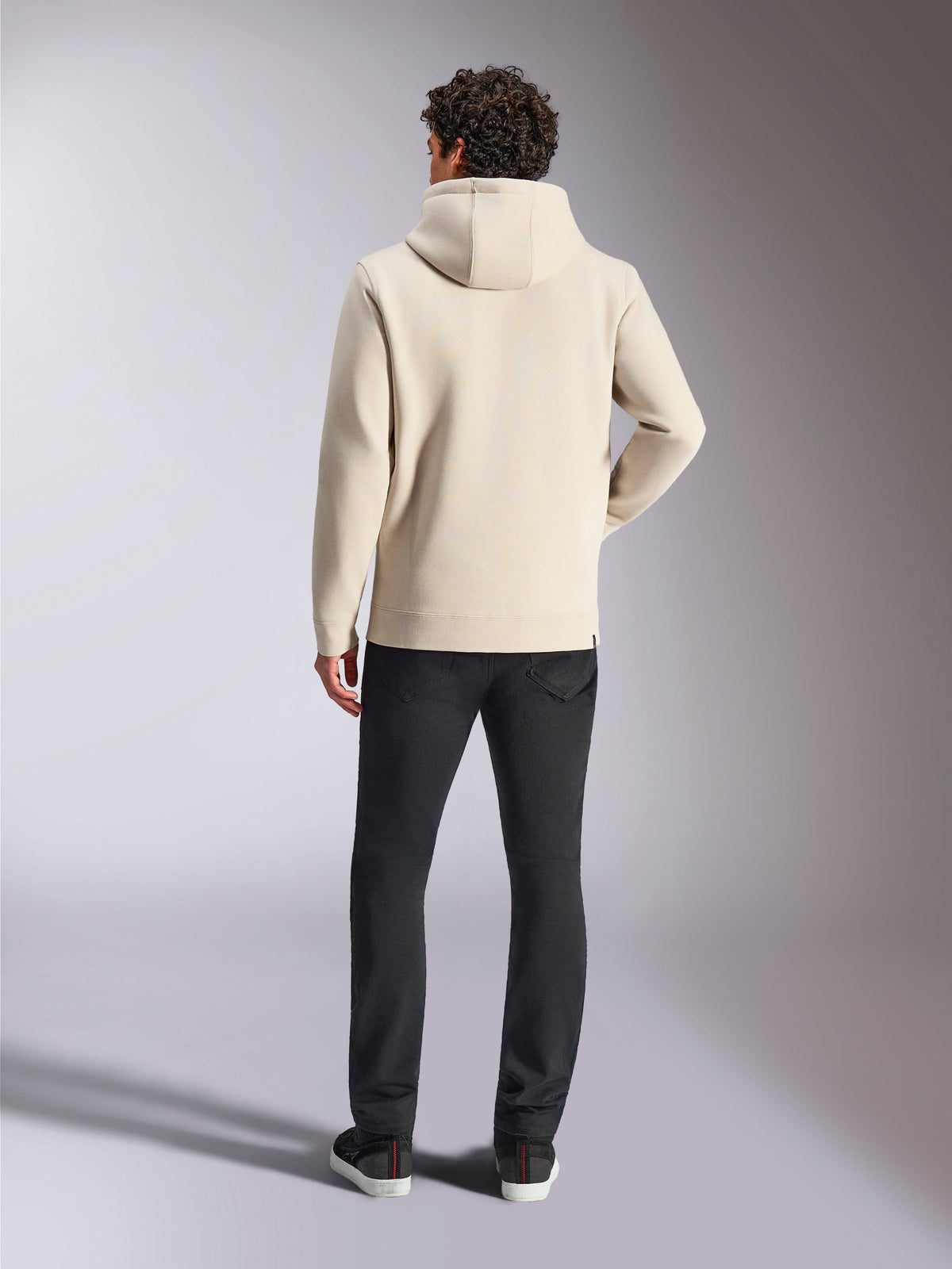 Alpinestars Always V3 Hoodie, off-white pullover fleece van achteren gezien, casual streetwear-stijl met jersey-gevoerde capuchon en geribbelde manchetten, gecombineerd met een zwarte broek