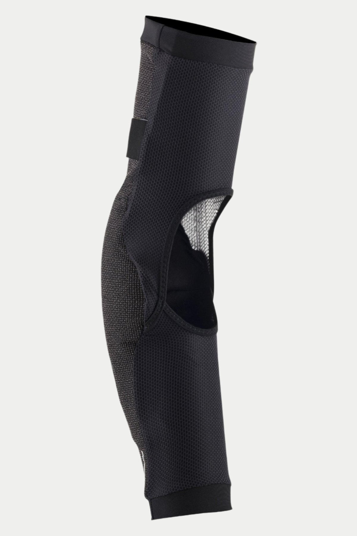 Alpinestars Paragon Pro elleboogbeschermer, zwart, zij-aanzicht met ademende stretch mesh constructie en een groot ventilatievenster aan de achterkant, ergonomisch instapontwerp met elastische manchetten voor mountainbike-bescherming