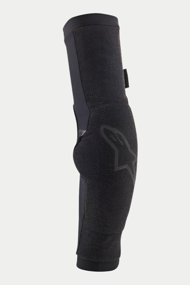 Alpinestars Paragon Pro elleboogbeschermers, zwarte instap elleboogbescherming voor mountainbiken, voorzien van een ademende mesh-constructie, ergonomisch voorgevormd ontwerp en een subtiel Alpinestars-logo aan de zijkant.