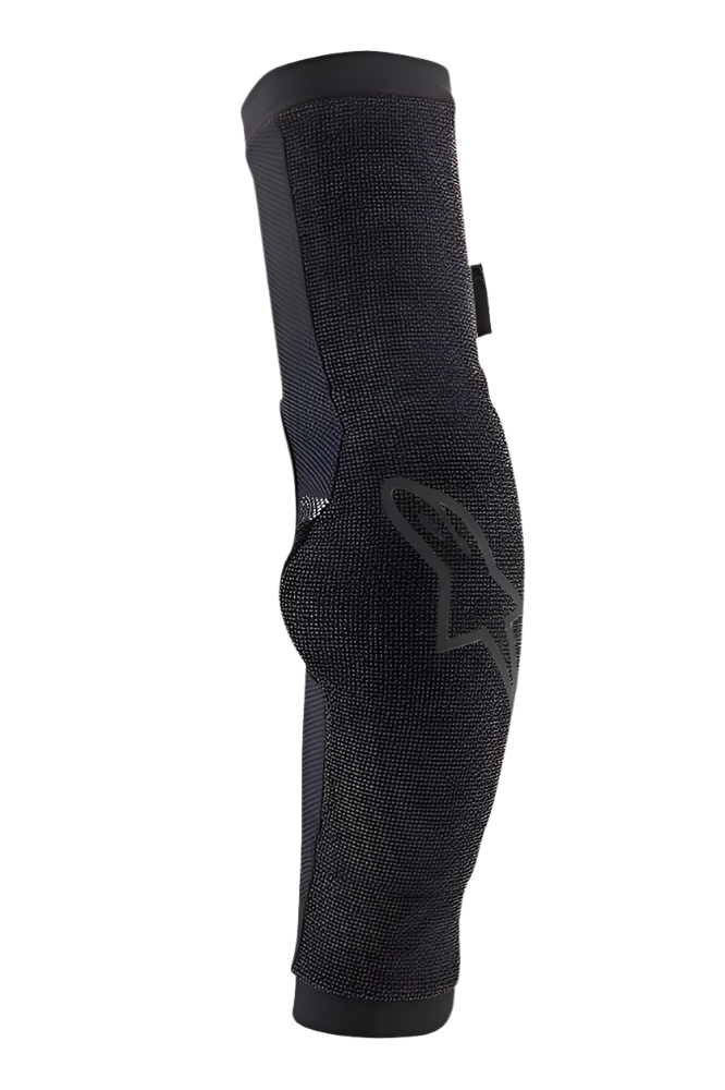 Alpinestars Paragon Pro elleboogbeschermer, zwart, lichtgewicht instapmodel met ademende mesh-constructie, ergonomisch voorgevormd ontwerp en zwart Alpinestars-logo
