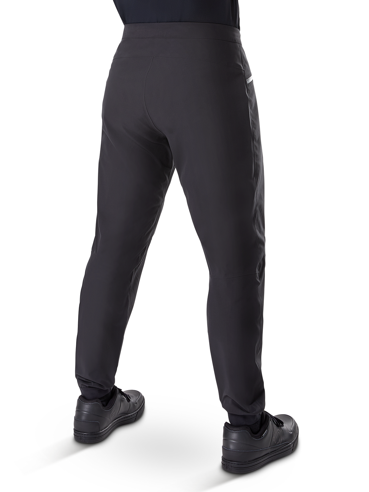 Alpinestars A-Dura Waterproof broek, mountainbike broek, zwart, achteraanzicht gedragen met zwarte schoenen, met een duurzaam 3-laags membraan, normale pasvorm en elastische manchetten voor off-road fietsen