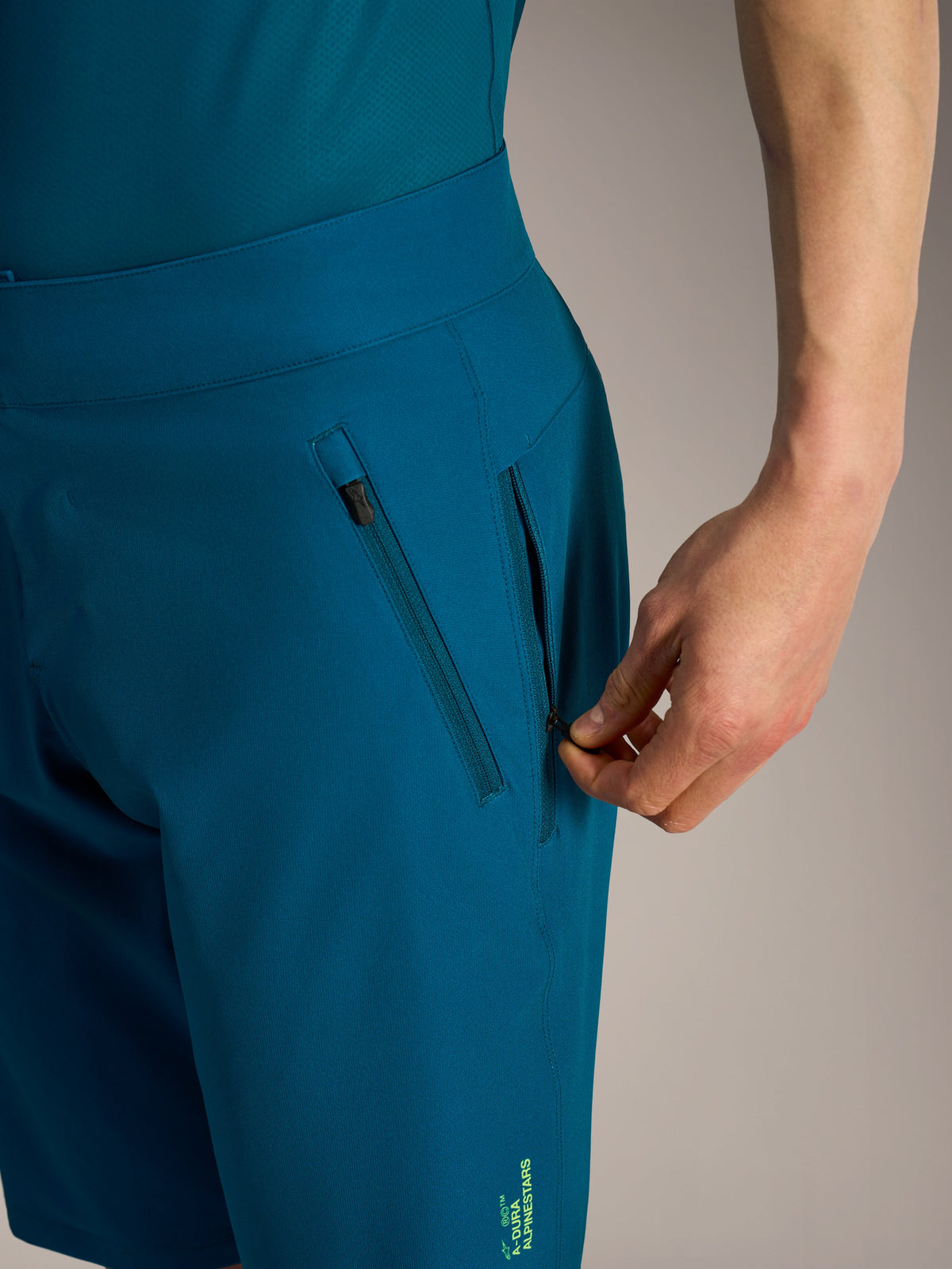 Blauwgroene Alpinestars A-Dura Ride Shorts met een zijzak met rits en technische 4-way stretch MTB-stof.