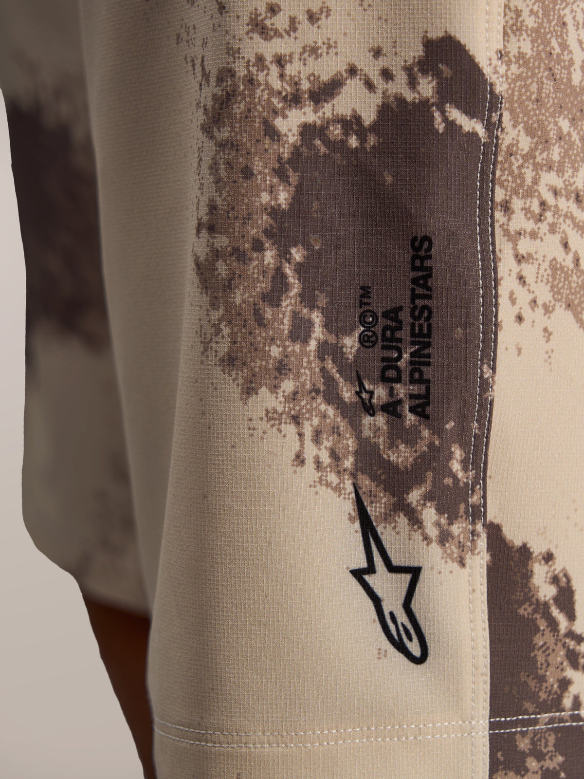 A-Dura Ride Shorts in sand camo met het Astar-logo op duurzame 4-way stretch technische geweven stof.