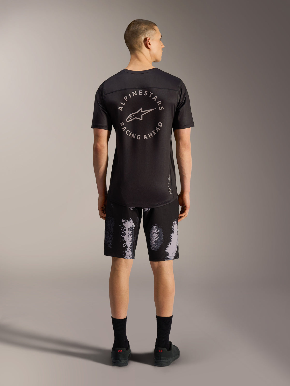 A-Dura Ride MTB-shorts voor heren in Black Camo, duurzame 4-way stretch, achteraanzicht in de studio.