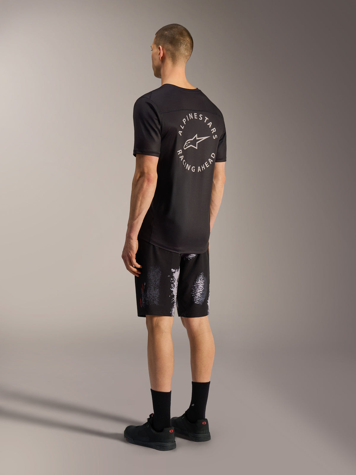 A-Dura Ride Korte broek in Black Camo, duurzame MTB-shorts met 4-way stretch, achteraanzicht op een model.