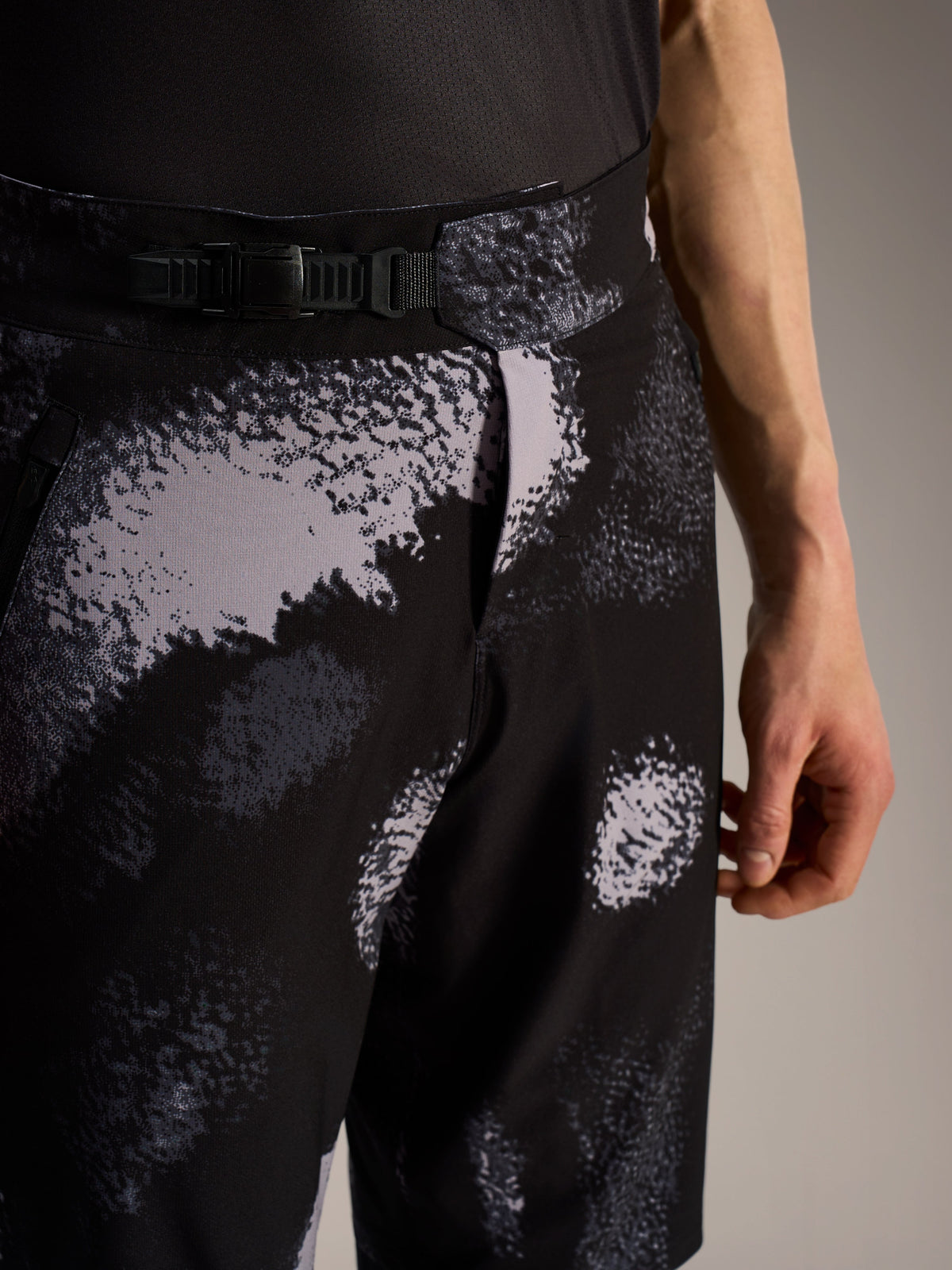 Alpinestars A-Dura Ride Shorts in Black Camo met ratelsluiting en duurzame stretchstof voor mountainbiken.