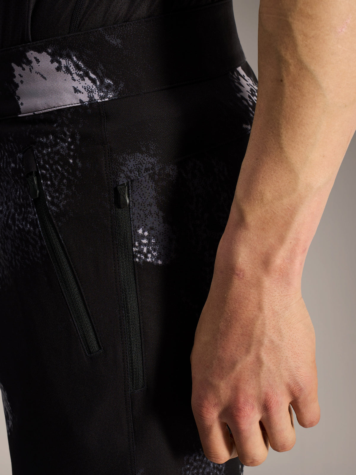 A-Dura Ride Shorts in Black Camo met veilige ritszakken en duurzame stretchstof voor mountainbiken.
