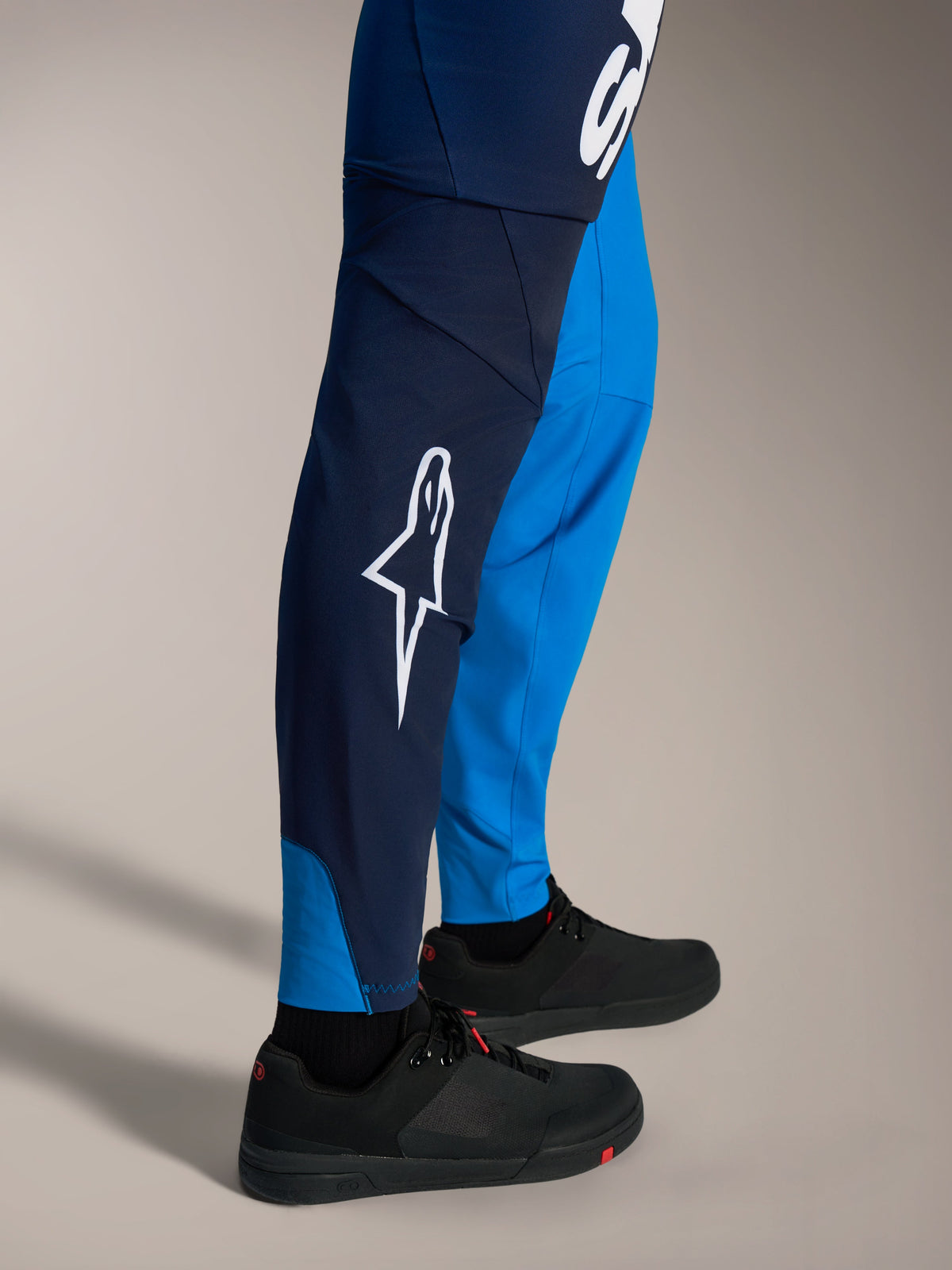 A-Supra Elite MTB-broek in faded bright blue met wit Astars-logo en een nauwsluitende race-pasvorm.
