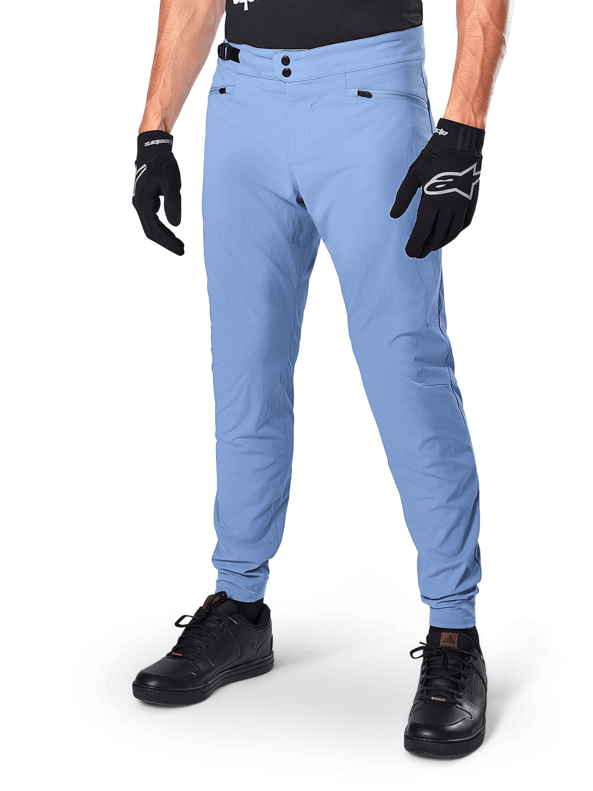Alpinestars A-Dura broek, Infinity Blue MTB-fietsbroek, voorzien van een dubbele drukknoopsluiting en zakken met ritssluiting, gedragen met zwarte handschoenen en zwarte schoenen, duurzaam 2-way stretch textiel voor off-road ritten
