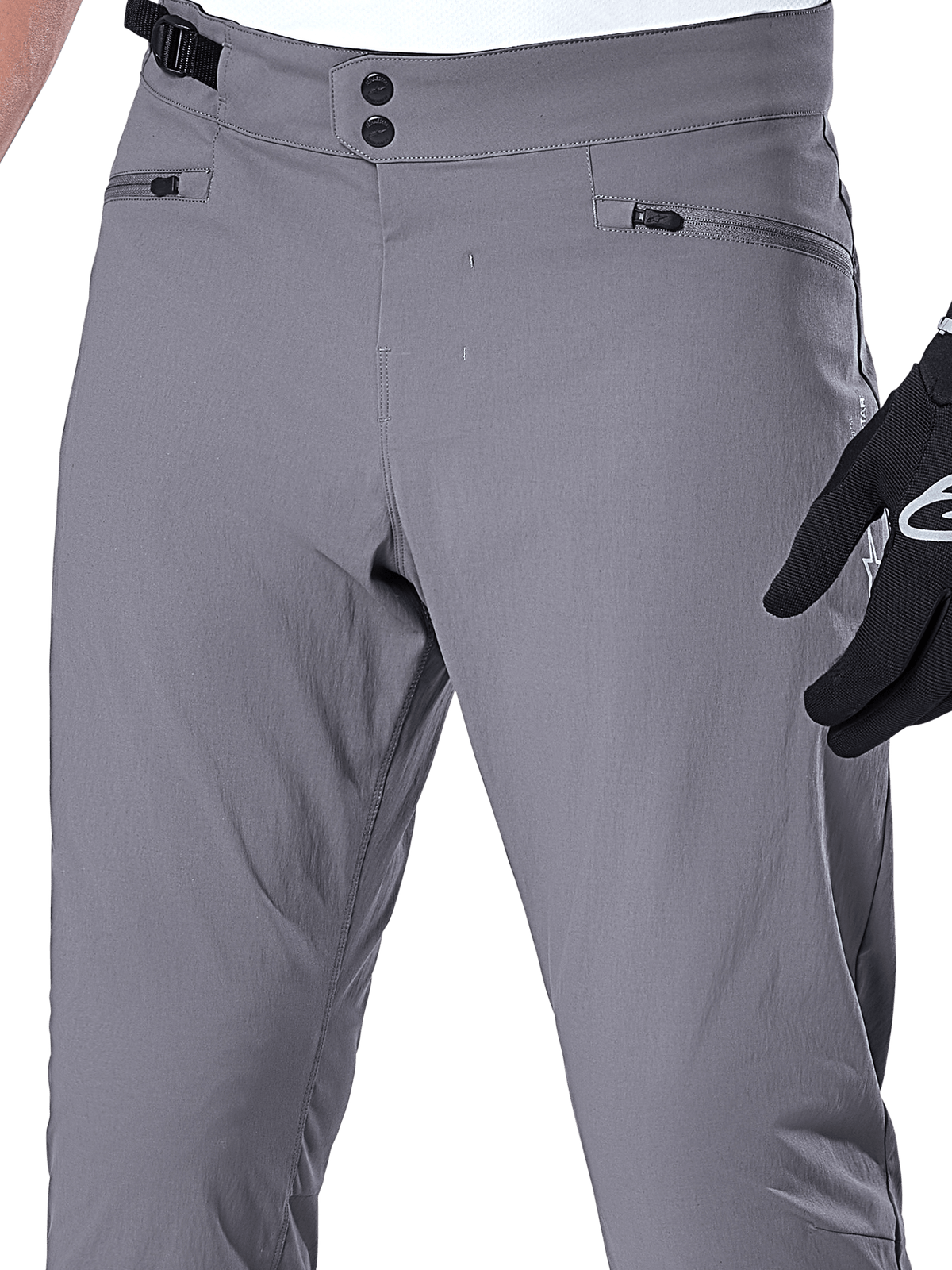 Alpinestars A-Dura Pants, MTB-broek, donkergrijs, close-up van de taille met dubbele drukknoopsluiting, verstelbare zijsluiting en zakken met ritssluiting, duurzame stretchstof voor mountainbiken
