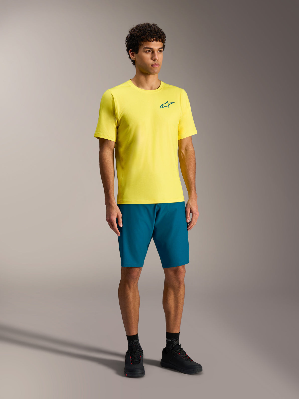 Alpinestars A-Dura Ride shorts in blauwgroen en geel jersey, duurzame performance mountainbikekleding voor heren.