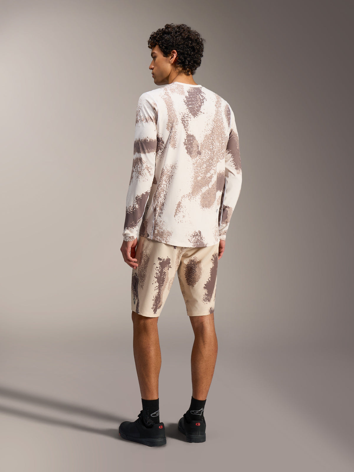 A-Dura Ride LS Jersey en bijpassende shorts in Sand Camo, technische MTB-kleding met camouflagepatroon.
