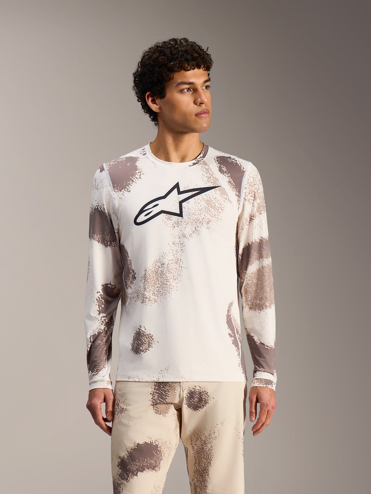 Alpinestars A-Dura Ride jersey met lange mouwen in Sand Camo, wit MTB-shirt met abstract patroon en zwart borstlogo.