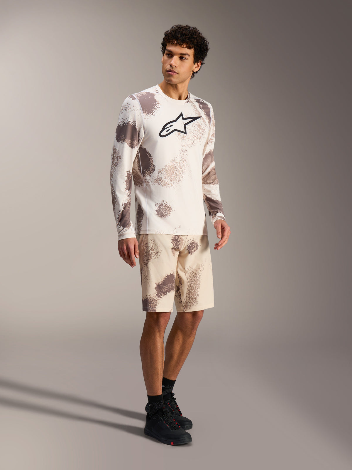 A-Dura Ride LS Jersey en Sand Camo short, MTB-performance kleding met opvallend borstlogo en technische pasvorm.