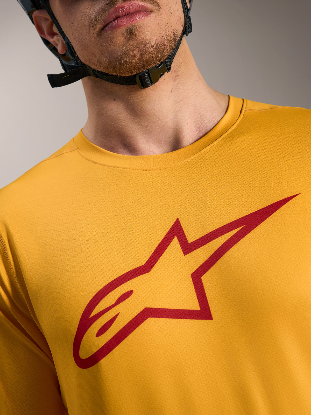 Oranje A-Dura Ride jersey met korte mouwen, rood Astars-logo op de borst, lichtgewicht MTB-performance kleding.