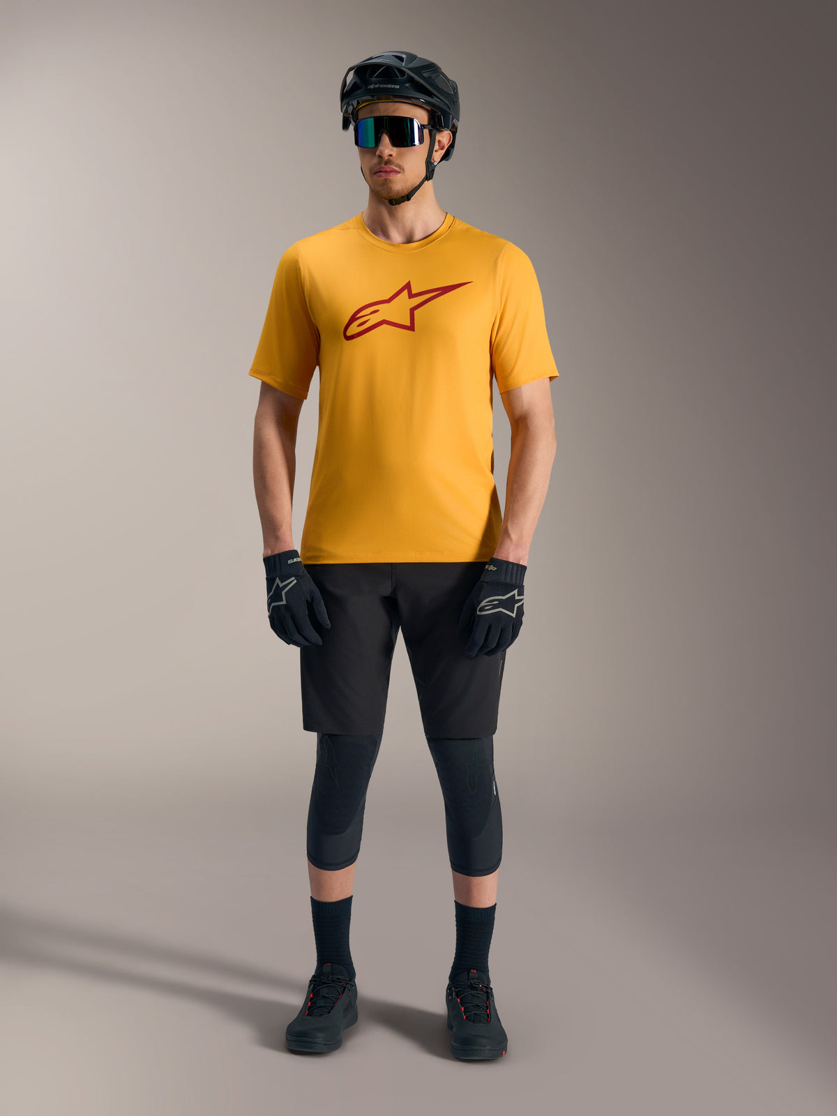 Oranje A-Dura Ride Jersey met korte mouwen, rood Astars-borstlogo, technische MTB-kleding voor mountainbiken.