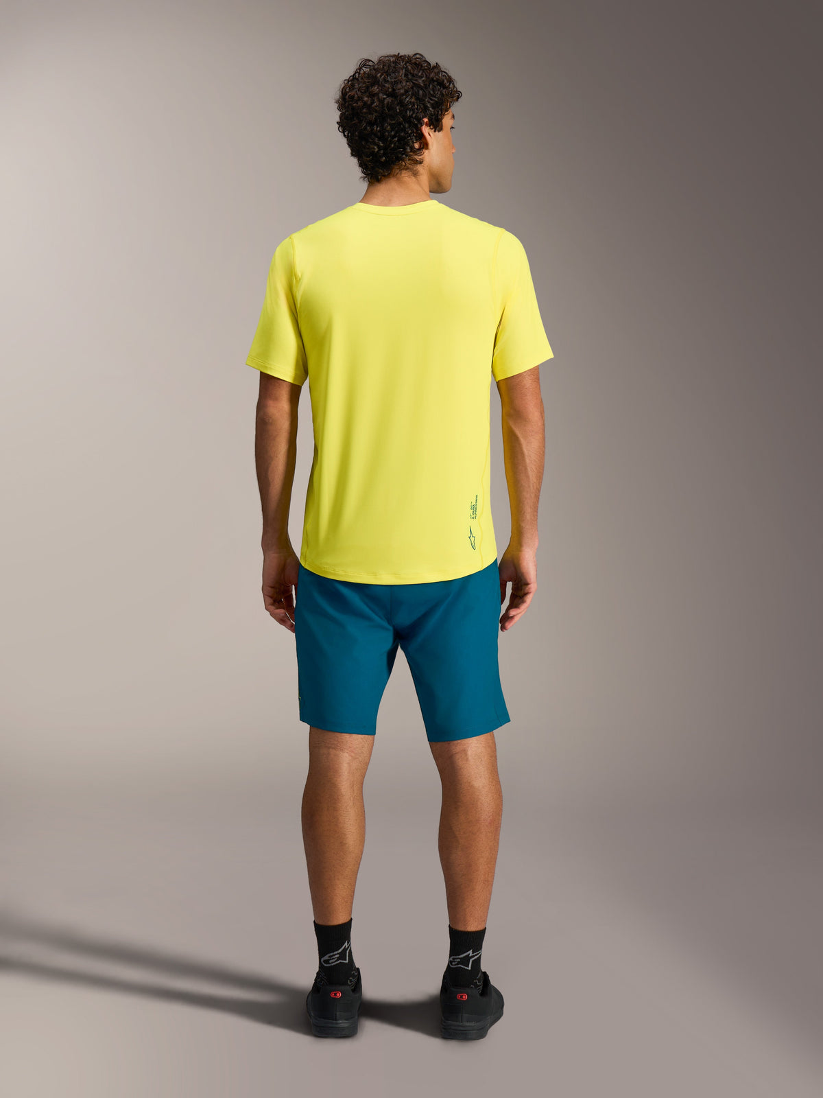 Geel Fluo A-Dura Ride fietsshirt met korte mouwen, achteraanzicht van de ademende MTB-top met casual pasvorm.